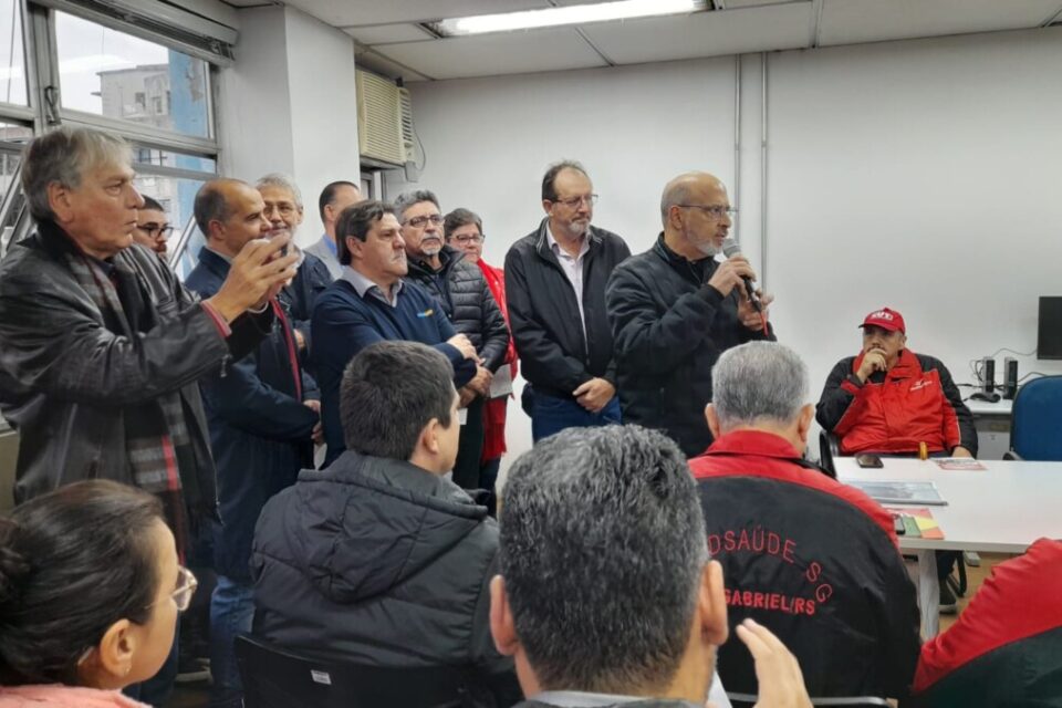 Imagem da notícia FEEAC RS participa de reunião com o senador Paulo Paim sobre o futuro do trabalho terceirizado
